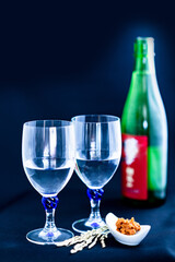 日本酒 純米大吟醸 薫酒 冷酒 を ワイングラス で 乾杯 【 お酒 を 楽しむ イメージ 】