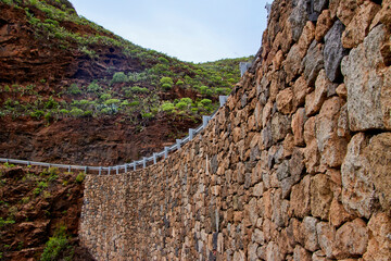 Natürliche Steinmauer mit rustikaler Struktur.
Detailaufnahme einer rustikalen Steinmauer mit...