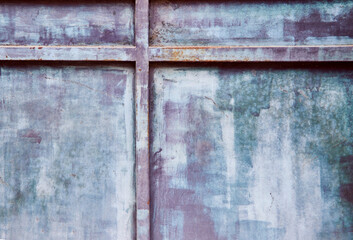 Alte Metalltür mit verwitterter Struktur. Detailaufnahme einer alten Metalltür mit verwitterter und rostiger Oberfläche. Die Textur zeigt interessante Spuren von Zeit und Witterung.