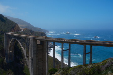 Obraz premium Breathtaking Bixby Bridge towers over dramatic Big Sur coastline.