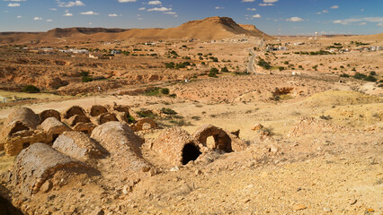 Ksar Jra, resti del tipico villaggio fortificato Berbero composto da granai e abitazioni costruiti...