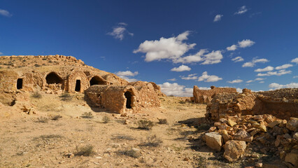 Ksar Jra, resti del tipico villaggio fortificato Berbero composto da granai e abitazioni costruiti...