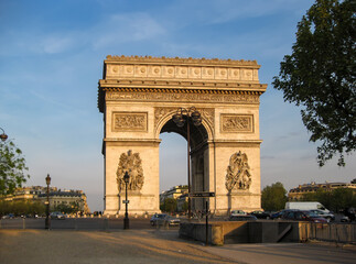 Fototapeta premium Triumphal arch (Arc de Triomphe) on place Charles de Gaulle in Paris, France