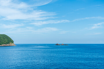 Obraz premium 三重県熊野市・鬼ヶ城から望む青い海と空