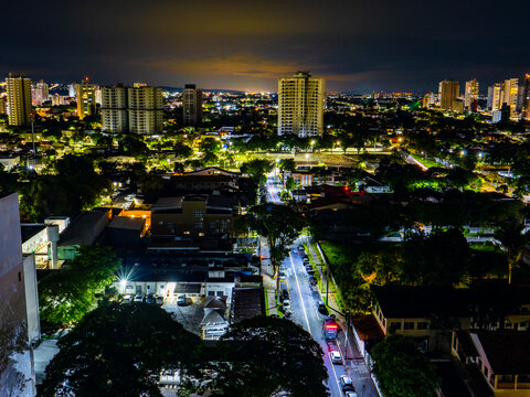 Vista panor&acirc;mica da cidade de Taubat&eacute; e S&atilde;o Jos&eacute; dos Campos, S&atilde;o Paulo, Brasil