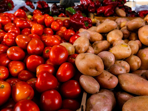 Tomates, batatas e piment&otilde;es na feira do mercado