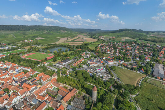 Die sehenswerte Stadt Iphofen am Rand des Steigerwaldes aus der Vogelperspektive