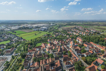 Die sehenswerte Stadt Iphofen am Rand des Steigerwaldes aus der Vogelperspektive