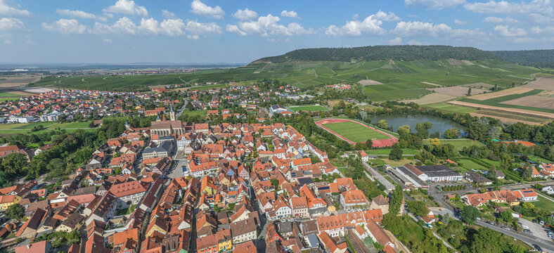 Sp&auml;tsommerlicher Ausblick auf Iphofen im Kreis Kitzingen in Unterfranken