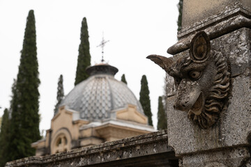 Cementerio antiguo de Guadalajara con mausoleos y detalle de la cabeza de un lobo, Espa&ntilde;a.