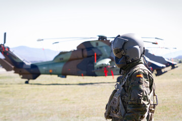 Tripulante de helicóptero de combate frente a un Tigre del ejercito español.