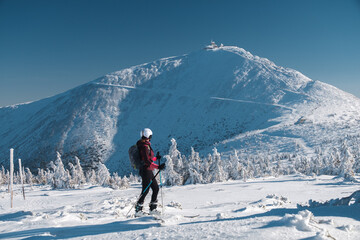 Narciarz na tle Śnieżki w Karkonoszach zimą © Maciej Chyra