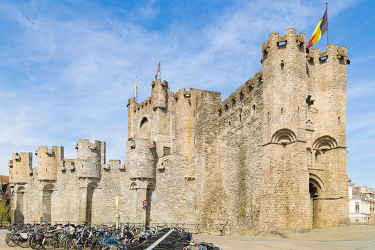 El Castillo de Gravensteen en Gante, B&eacute;lgica, con su imponente arquitectura medieval y cielo despejado.