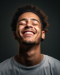 Obraz premium Close-Up Portrait of Young Man Laughing with Ecstatic Expression – Genuine Emotion
