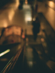 Rozmyta postać na schodach ruchomych 