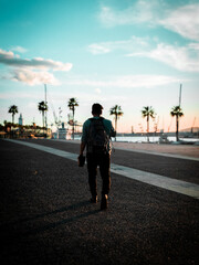 Spacerujący fotograf w porcie © Marek