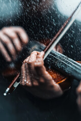 Capturing the Essence of Music: A Rainy Violin Performance that Speaks to the Soul and Evokes Profound Emotions Through Artistry and Expression