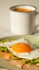 aguacate,huevo y pan tostado