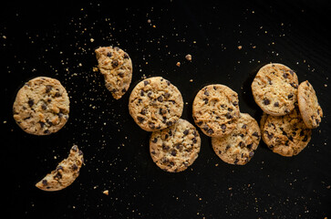 Cookies with milk. Chocolate chips cookies.  Snak. Merienda. Galletitas con Chips de chocolate. Galletitas.