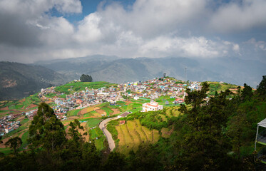 Fototapeta premium Beautiful shot of Poombarai village, Palani hills of Kodai Kanal Tamil Nadu, India