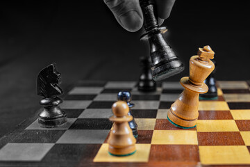 Schach Matt - Das Spiel der Könige - Schach. Der König ist Matt, Figur fällt. Teilweise in Farbe und teilweise in Schwarzweiß.