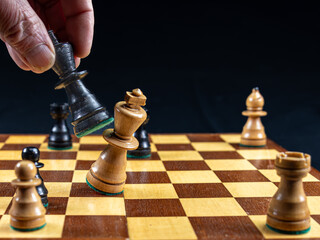 Schach Matt - Das Spiel der Könige - Schach. Der König ist Matt, Figur fällt.