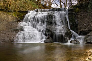 Der Junginger Wasserfall an der Starzel zwischen Schlatt und Jungingen im Killertal auf der Schwäbischen Alb in Baden-Württemberg.