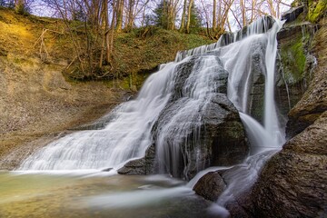 Der Junginger Wasserfall an der Starzel zwischen Schlatt und Jungingen im Killertal auf der Schwäbischen Alb in Baden-Württemberg.