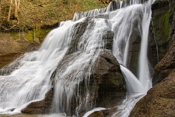 Der Junginger Wasserfall an der Starzel zwischen Schlatt und Jungingen im Killertal auf der Schwäbischen Alb in Baden-Württemberg.