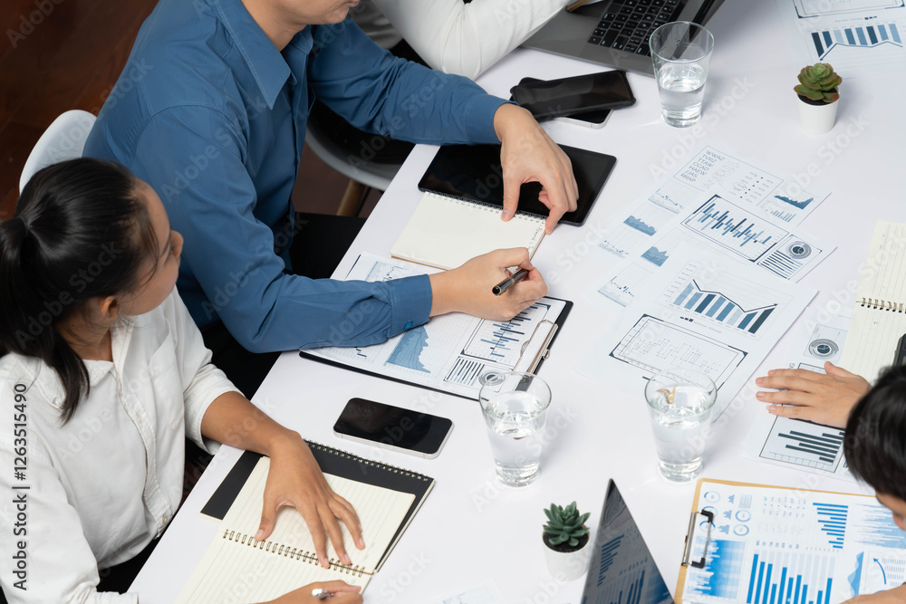 Leinwandbilder analyst team utilizing bi fintech to analyze financial data at table in meeting room. businesspeople