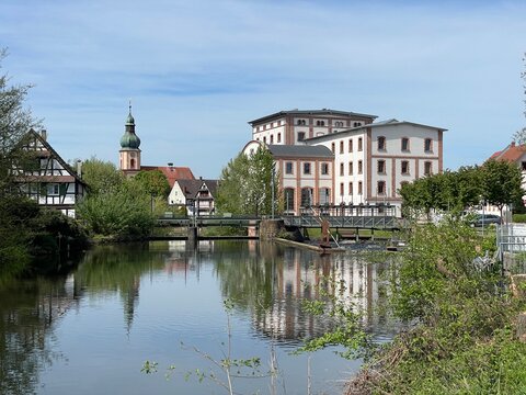 Rathaus und Kirche in Willst&auml;tt