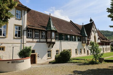 Blick auf Kloster Blaubeuren im Zentrum der Stadt Blaubeuren in Baden-Württemberg	