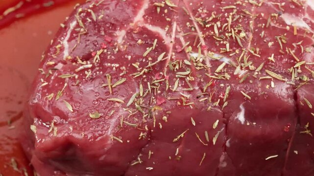 r&ocirc;ti de veau cru, en gros plan