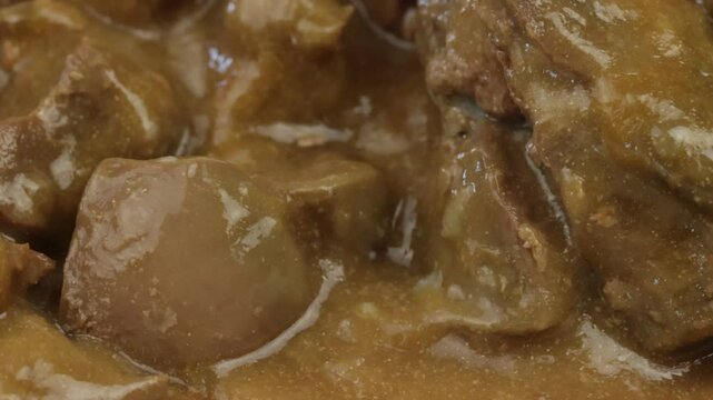 rognons de boeuf en sauce et riz dans une assiette