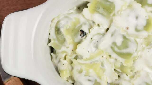 plat de ravioles &agrave; la cr&egrave;me, en gros plan