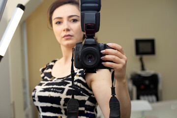 Naklejka premium digital camera in woman hand view mirror