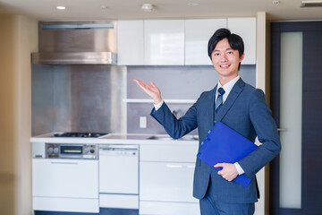 中古マンションの案内をする不動産会社の男性スタッフ