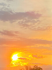Atardecer tropical del sol natural natural.