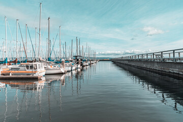Obraz premium A row of boats are docked in a marina