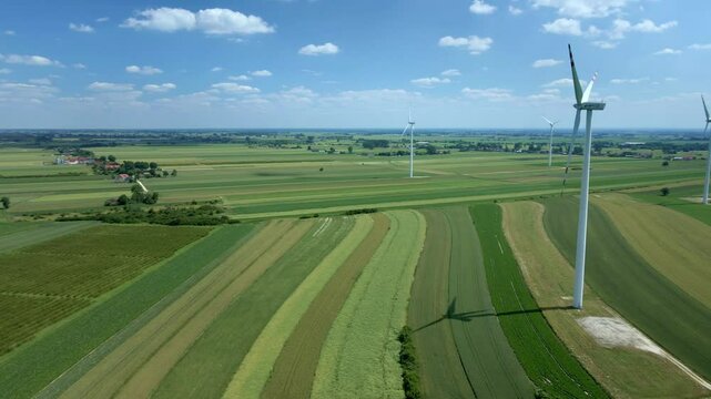 Wiatraki produkujące prąd w okolicy miasta Kutno, wojewodztwo lodzkie, Polska.