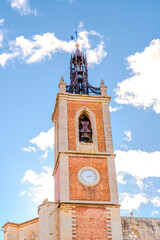 Campanario de Sagunto brillando con el sol tras el 
