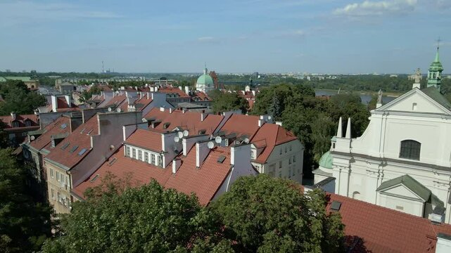 Warszawa, Stare Miasto, przelot nad dachami od zachodniej strony mur&oacute;w miejskich. Widoczne okolice ulic Nowomiejskiej, Freta i Długiej, oraz Międzymurze. Zabytek Światowego Dziedzictwa Unesco.