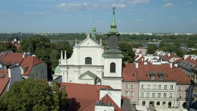 Warszawa, Stare Miasto, przelot nad dachami od zachodniej strony mur&oacute;w miejskich. Widoczne okolice ulic Nowomiejskiej, Freta i Długiej, oraz Międzymurze. Zabytek Światowego Dziedzictwa Unesco.
