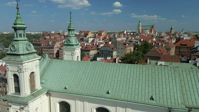 Warszawa, Stare Miasto, przelot nad dachami od zachodniej strony mur&oacute;w miejskich. Widoczne okolice ulic Nowomiejskiej, Freta i Długiej, oraz Międzymurze. Zabytek Światowego Dziedzictwa Unesco.