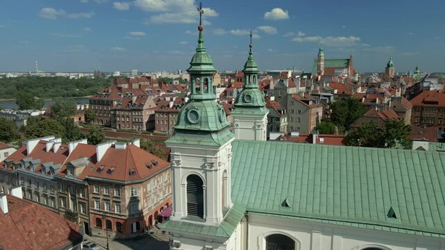 Warszawa, Stare Miasto, przelot nad dachami od zachodniej strony mur&oacute;w miejskich. Widoczne okolice ulic Nowomiejskiej, Freta i Długiej, oraz Międzymurze. Zabytek Światowego Dziedzictwa Unesco.