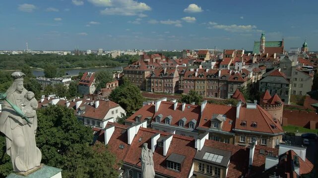 Warszawa, Stare Miasto, przelot nad dachami od zachodniej strony mur&oacute;w miejskich. Widoczne okolice ulic Nowomiejskiej, Freta i Długiej, oraz Międzymurze. Zabytek Światowego Dziedzictwa Unesco.