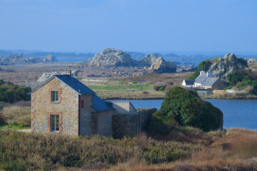 Joli paysage breton sur le site du gouffre &agrave; Plougrescant en Bretagne