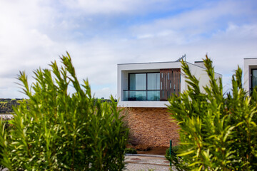 View of the facade of a modern house with a garden in the foreground