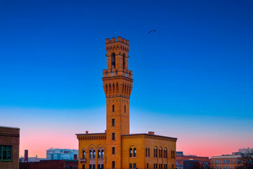 Obraz premium Boston Landmark Monument and a seagull on I-93 Interstate Highway at sunset in Massachusetts