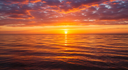 Obraz premium 美しい黄金色とオレンジの夕日が輝く海の風景